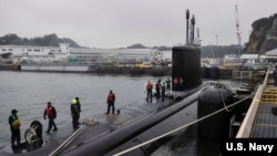 美国海军维吉尼亚级攻击型潜艇USS夏威夷号（船舷号SSN 776)在日本横须贺港靠岸（美国海军2015年2月5日照片）