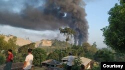 KIA က နန့်စီပွန်ကျောက်စိမ်းမှော်ရှိ စစ်ကောင်စီတပ်စခန်းတွေကို တိုက်ခိုက်မှုကြောင့် မီးခိုးလုံးတွေ ဖုံးလွှမ်းနေမှုမြင်ကွင်း။ (မေ ၂၂၊ ၂၀၂၁)