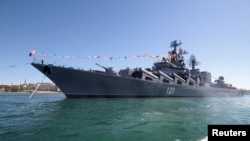 Tàu tuần dương tên lửa Moskva của Nga được neo tại cảng Sevastopol ở Biển Đen, Ukraine, vào ngày 10/5/2013.