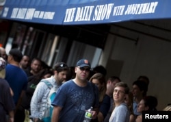 Para penonton menunggu memasuki studio untuk rekaman terakhir acara televisi milik Comedy Central, "The Daily Show with Jon Stewart", di luar studi di Manhattan, Kota New York, 6 Agustus 2015. (Foto: Reuters)