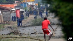 Cảnh sát đuổi theo người biểu tình trong khu phố Bujumbura ở Burundi, ngày 20/5/2015.