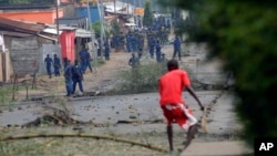 Police chase demonstrators in the Musaga neighborhood of Bujumbura, Burundi, May 20, 2015. 
