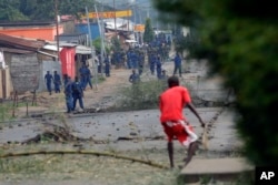 Police chase demonstrators in the Musaga neighborhood of Bujumbura, Burundi, May 20, 2015.