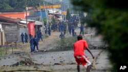 20일 부룬디 부잠부라에서 경찰이 시위대를 쫒고 있다.