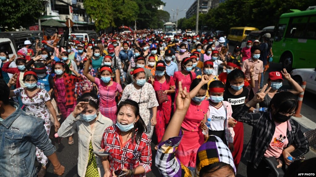 Ngưởi biểu tình tuần hành phản đối cuộc đảo chính ở Yangon, ngày 6 tháng 2, 2021.