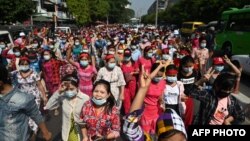 Ngưởi biểu tình tuần hành phản đối cuộc đảo chính ở Yangon, ngày 6 tháng 2, 2021.