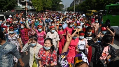 Ngưởi biểu tình tuần hành phản đối cuộc đảo chính ở Yangon, ngày 6 tháng 2, 2021.