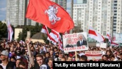 Pristalice opozicije na skupu protiv policijske brutalnosti u Minsku, poslije protesta na kojima su građani odbijali da prihvate rezultate predsjedničkih izbora, 13. septembra 2020. (Foto: Reuters/Tut.By)