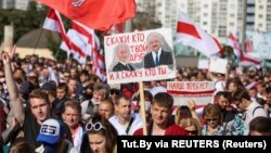 Зображення президентів Путіна і Лукашенка серед гасел демонстрантів у Мінську 13 версня 2020 р.
