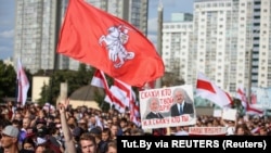 Para pendukung oposisi menggelar aksi protes mengecam kebrutalan polisi saat menghadapi demonstran yang memprotes hasil pemilu Presiden di Minsk, Belarus, 13 September 2020. (Tut.By via REUTERS)