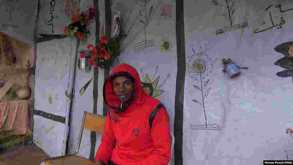 Un migrant éthiopien pose pour VOA Afrique dans la &quot;jungle&quot;. Ce camp est situé aux abords de Calais dans le nord de la France, 14 octobre 2015 (Nicolas Pinault/VOA).