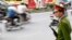 Một cảnh sát trên đường phố ở Việt Nam.