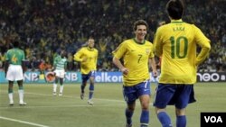 Kaká celebra con Elano una jugada que inició el diez brasileño y terminó el siete, para el tercer gol de Brasil ante Costa de Marfil.