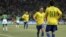 Kaká celebra con Elano una jugada que inició el diez brasileño y terminó el siete, para el tercer gol de Brasil ante Costa de Marfil.