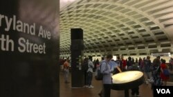 Một du khách Úc tham khảo bản đồ hệ thống tàu điện ngầm ở Washington DC trong khi đợi tàu ở nhà ga L'Enfant Plaza, ngày 9 tháng 8 năm 2016.