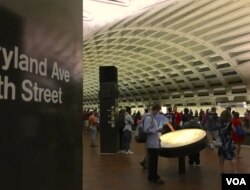 An Australian tourist consults a map of the DC Metro system while waiting for a train at the L'Enfant Plaza Metro stop, Aug. 9. 2016. (C. Maddux/VOA)