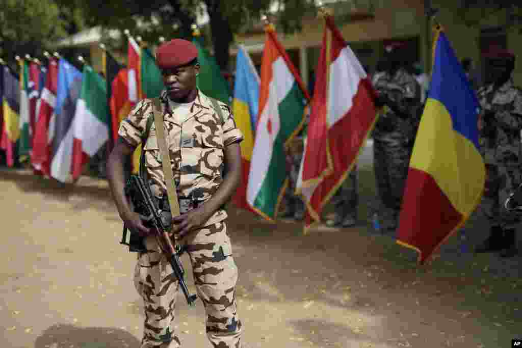 Les troupes tchadiennes participent à la cérémonie de clôture de l&#39;opération Flintlock dans une base militaire à N&#39;Djamena, au Tchad, lundi 9 mars 2015.