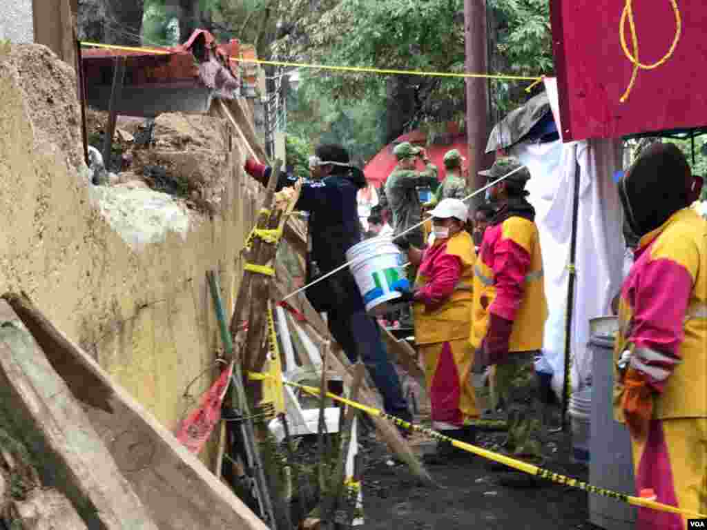 View of scene where rescuers are searching for survivors after Tuesday's massive 7.1 earthquake in Mexico City, Mexico, Sept. 21, 2017. (Photo: C. Mendoza / VOA ) 