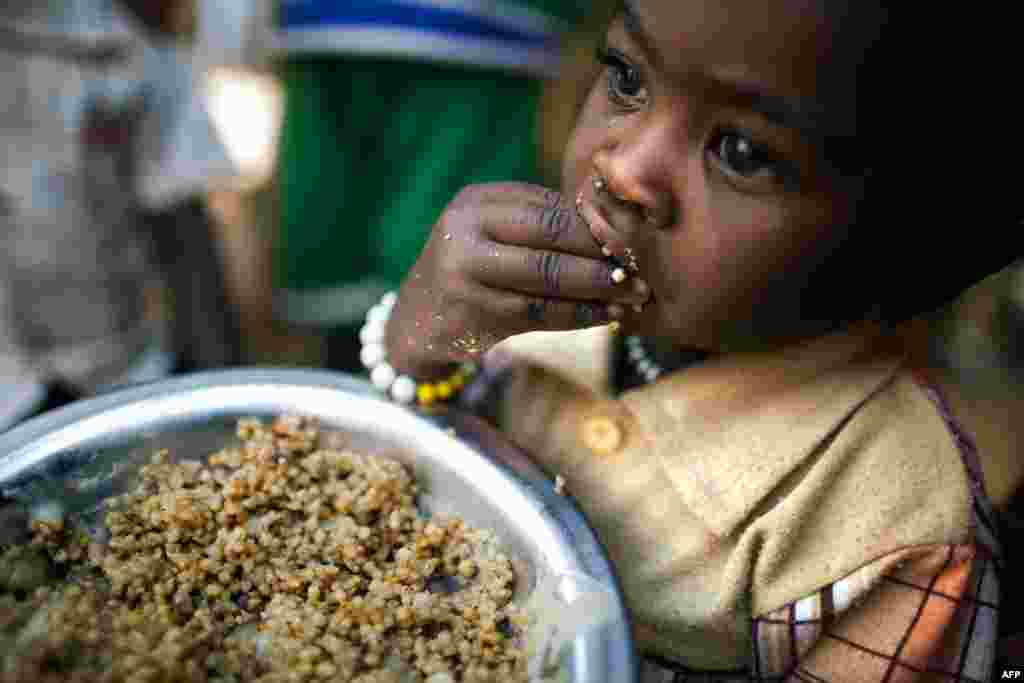 Un enfant mange des lentilles dans un centre de distribution alimentaire dans camp pour les déplacés à l&#39;intérieur (IDP) à Tawila, Darfour-Nord. AFP PHOTO / MINUAD / ALBERT GONZALEZ FARRAN 