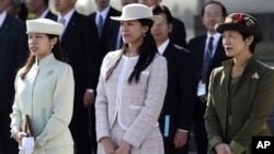 일본 왕실의 히사코 여사(오른쪽)와 두 딸 노리코 공주(왼쪽), 츠구코 공주. 노리코 공주는 다음달 5일 일반인과 결혼하면서 왕족 신분을 잃지만, 거액의 1백만 달러 정도의 품위유지비를 받게 됐다.