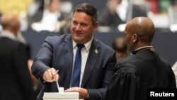 Pemimpin Aliansi Demokratik (DA) John Steenhuisen memasukkan surat suara untuk pemilihan ketua parlemen di Majelis Nasional menyusul pemilihan umum di Cape Town, Afrika Selatan, Jumat, 14 Juni 2024. (Foto: Nic Bothma/Reuters)