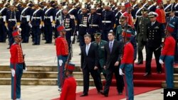 El presidente Santos, juntos al ministro de defensa, Juan Carlos Pinzón, en un desfile de las Fuerzas Armadas de Colombia en el aniversario de la independencia del país. 