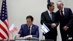 ARCHIVO - El secretario de Estado de Estados Unidos, Marco Rubio, firma el libro de visitas durante su reunión con el presidente israelí Isaac Herzog en Jerusalén, Israel, el 16 de febrero de 2025.