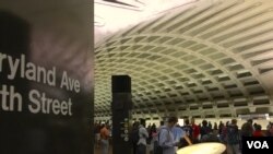 FILE - A tourist consults a map of the D.C. metro system while waiting for a train at the L'Enfant Plaza metro stop, Aug. 9. 2016. (K. Maddux/VOA)