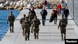 Des soldats français déployés français patrouillent à Marseille, France, 20 novembre 2015.