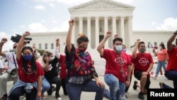 Di dân được hưởng chương trình DACA biểu tình bên ngoài Tối cao Pháp viện Mỹ ngày 18/6/2020. 