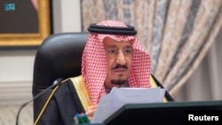 Raja Saudi Salman di Neom Royal Palace, Arab Saudi, 12 Desember 2021. (Foto: Saudi Press Agency via Reuters)