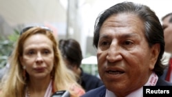 ARCHIVO - El expresidente de Perú Alejandro Toledo, acompañado de su esposa, Eliane Karp, a su llegado a un encuentro el FMI en Lima, en octubre de 2015.