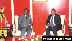 Emmerson Mnangagwa, Presidente do Zimbábue, (esq) e Filipe Nyusi, Presidente de Moçambique (dir)
