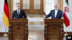 Le ministre iranien des Affaires étrangères, Mohammad Javad Zarif, à droite, et son homologue allemand Heiko Maas donnent une conférence de presse à l'issue de leurs entretiens, à Téhéran, le 10 juin 2019.