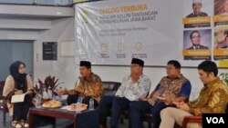 Dua bakal calon gubernur Jawa Barat - Bupati Purwakarta Dedi Mulyadi (kedua dari kiri) dan Wali Kota Bandung Ridwan Kamil (ketiga dari kiri) tampil dalam acara diskusi digelar di Pusat Studi jepang, Universitas Indonesia, pada Kamis 21/12. (Foto: VOA/Fa