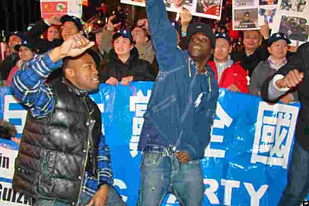 两名非洲裔青年配合即兴演出