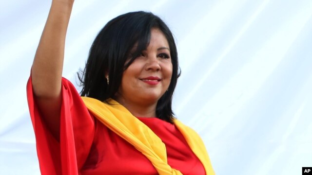 Gisela Mota saluda luego de ser juramentada como alcaldesa de Temixco. Horas después fue asesinada en su casa.