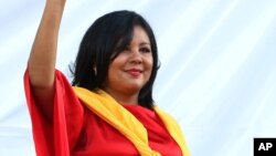 Gisela Mota saluda luego de ser juramentada como alcaldesa de Temixco. Horas después fue asesinada en su casa.