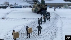 일본 자위대원들이 이시카와현 와지마시 지진 피해 현장에서 8일 구호품을 운반하고 있다.