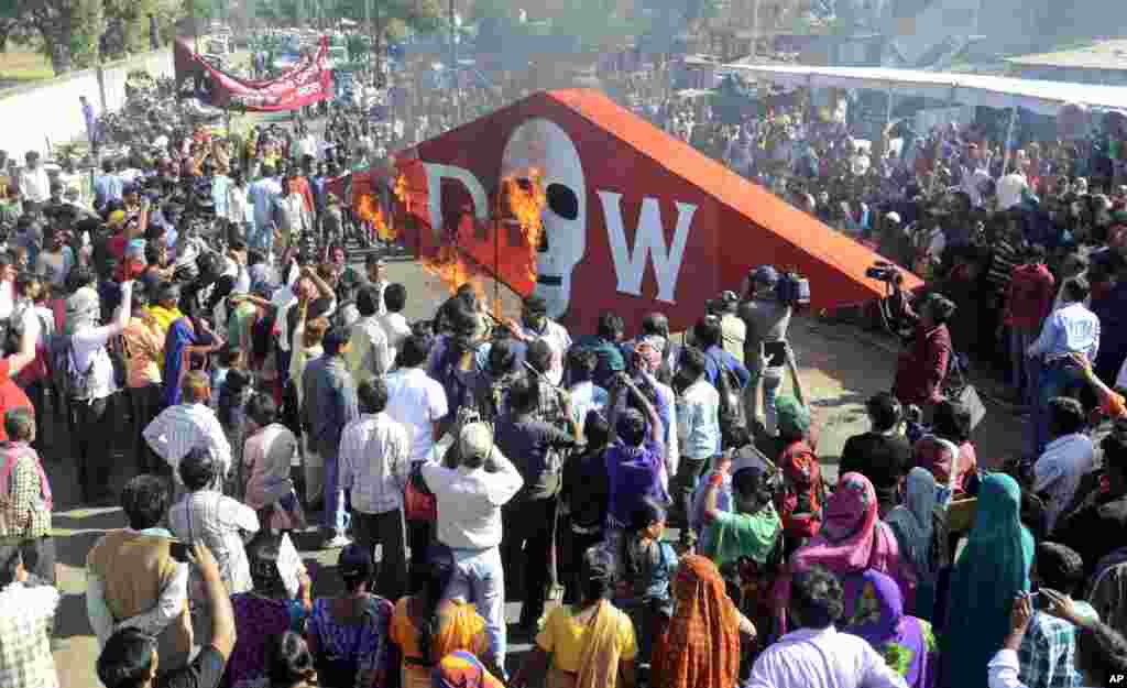 Anggota beragam organisasi yang mewakili para korban tragedi kebocoran gas Bhopal membakar patung yang menggambarkan Dow Chemical Co., yang membeli Union Carbide, pada peringatan 30 tahun tragedi kebocoran gas di perusahaan tersebut di Bhopal, India (3/12).