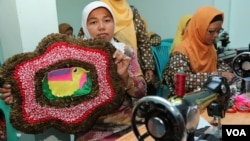 Warga anggota kelompok wirausaha Rumah Kreatif Kembang Melati di Surabaya memperlihatkan hasil kerjanya. (VOA/Petrus Riski)