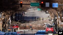 Investigadores siguen examinando el lugar de una explosión el domingo 27 de diciembre de 2020 en el centro de Nashville, Tennessee.