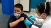 资料照片:加州圣安娜的一名六岁男童接种新冠疫苗。(2021年11月9日)