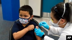 资料照片:加州圣安娜的一名六岁男童接种新冠疫苗。(2021年11月9日)