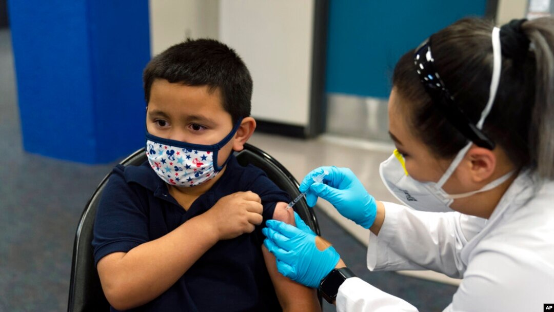 Eric Aviles, 6 tahun, menerima vaksinasi COVID-19 di pusat vaksinasi untuk anak usia 5-11 tahun di Santa Ana, California (foto: dok). 