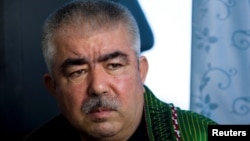 رشيددوستم د ازبک نسل سره تعلق لري او هغه يو جنګيالی سردار هم دی.
