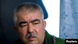 FILE - Abdul Rashid Dostum, yang merupakan Wakil Presiden pertama Afghanistan, berbicara dalam sebuah wawancara dengan Reuters di Shibergan, di Afghanistan utara, 19 Agustus 2009.