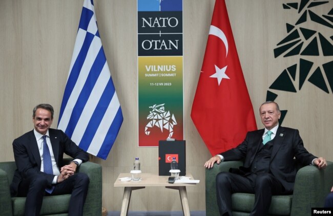 Erdoğan ile Miçotakis Litvanya'daki NATO zirvesinde biraraya geldi