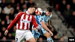 Ched Evans de Manchester City, à droite, et Michael Jakobsen d'Aalborg 'BK, à gauche, dans un duel aérien lors d’un match de la Coupe UEFA, 19 mars 2009 à Aalborg, Danemark. epa/ Henning Bagger 