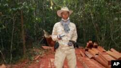 Nhà hoạt động môi trường Chut Wutty đang điều tra về các tố giác đốn gỗ bất hợp pháp khi ông bị chặn lại ở một chốt kiểm soát và bị bắn chết